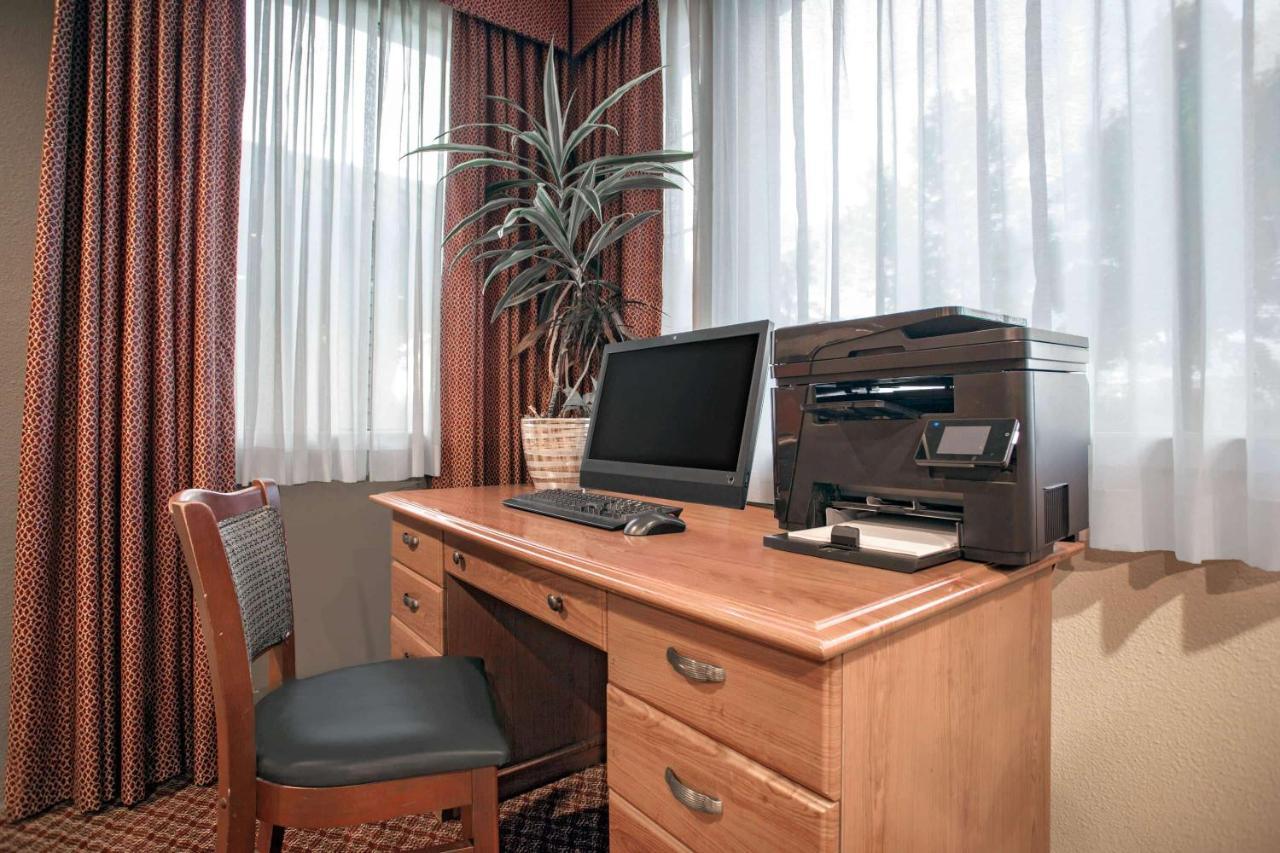 Hawthorn Suites By Wyndham Kent, Wa Exteriér fotografie